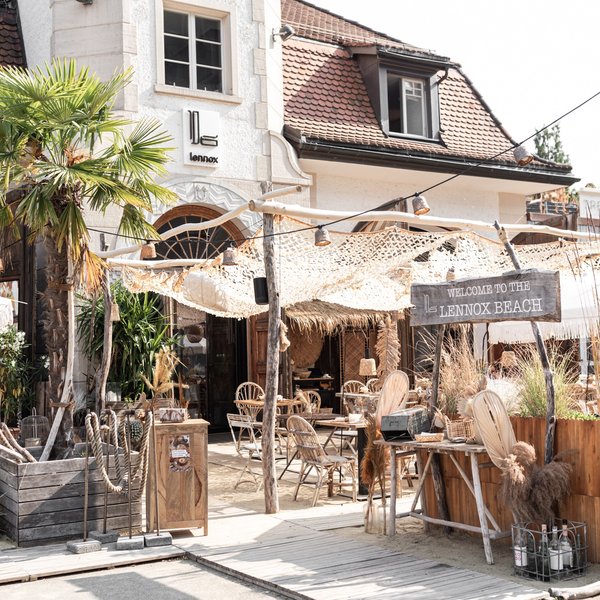 Aussenbereich des Restaurants mit Sand am Boden.