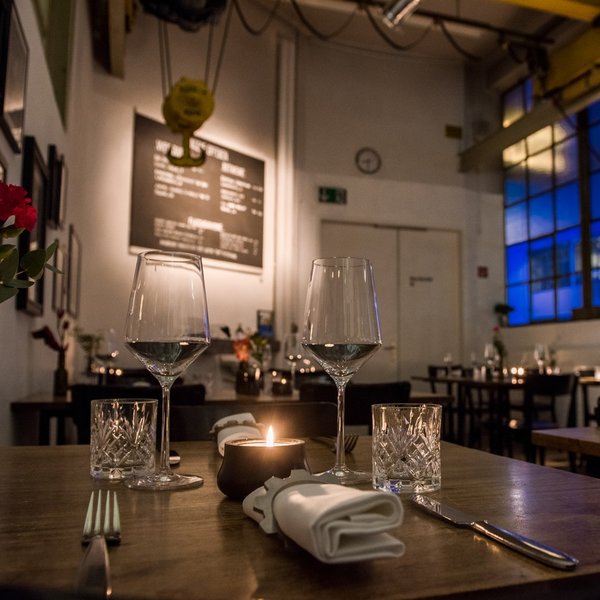 Vor dem Konzertbesuch in der Maag Halle oder beim Rundgang durch das Trendquartier Zürich-West lohnt sich eine Rast im k2 Bistro nahe dem Prime Tower.