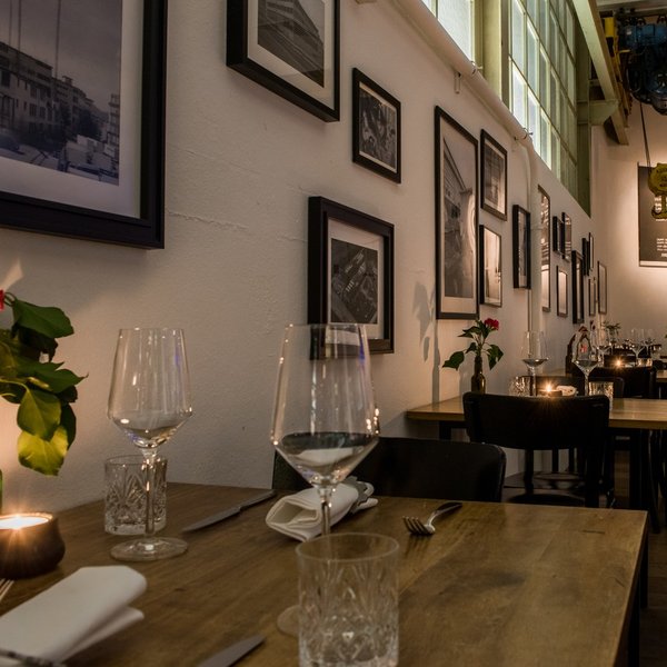  Konzertbesucher, Touristen, Geschäftsleute oder Freunde speisen im kleinen, aber feinen k2 Bistro.