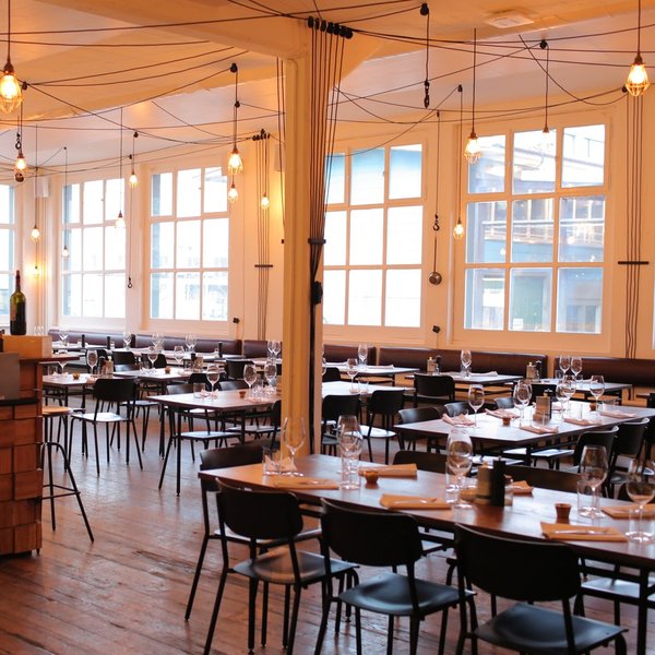 Ausgezeichneter Wein und Fleisch, das mit einem Edelschimmelpilz gereift wird, lässt die Herzen der Feinschmecker bei Smith and de Luma höherschlagen. 