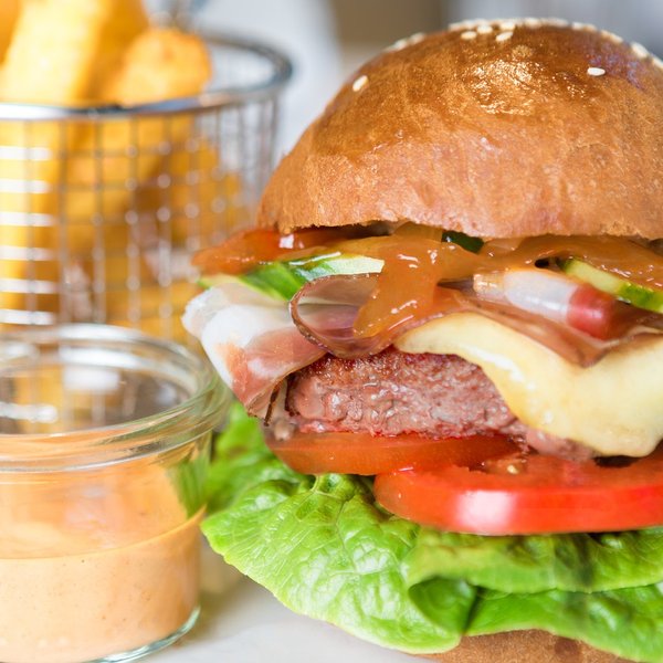 Lassen sich mit leckeren Speisen und kühlen Drinks verwöhnen