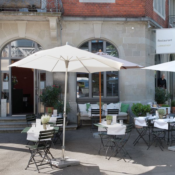 Gemütlich draussen sitzen und das Treiben im lebendigen Quartier beobachten