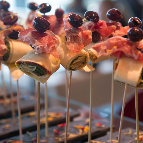 Einen Snack an der Bar geniessen