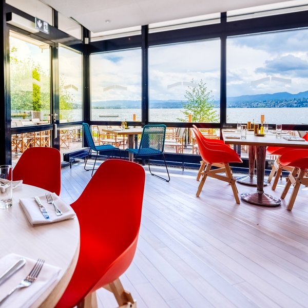 Die Bar, das Restaurant mit Terrasse und ein grosser Bankettsaal liegen an einem der schönsten Flecken direkt am Zürichsee. 