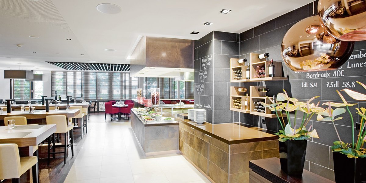 Mövenpick Hotel Restaurant Zürich Flughafen, Weinauswahl und Salat-Buffet