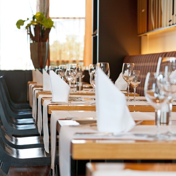 Die Tische sind gedeckt im Restaurant Sedartis